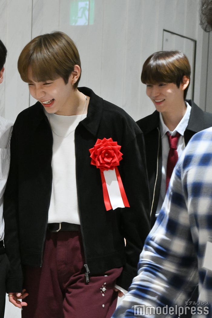 ショウタロウの笑いにつられるウンソク(C)モデルプレス