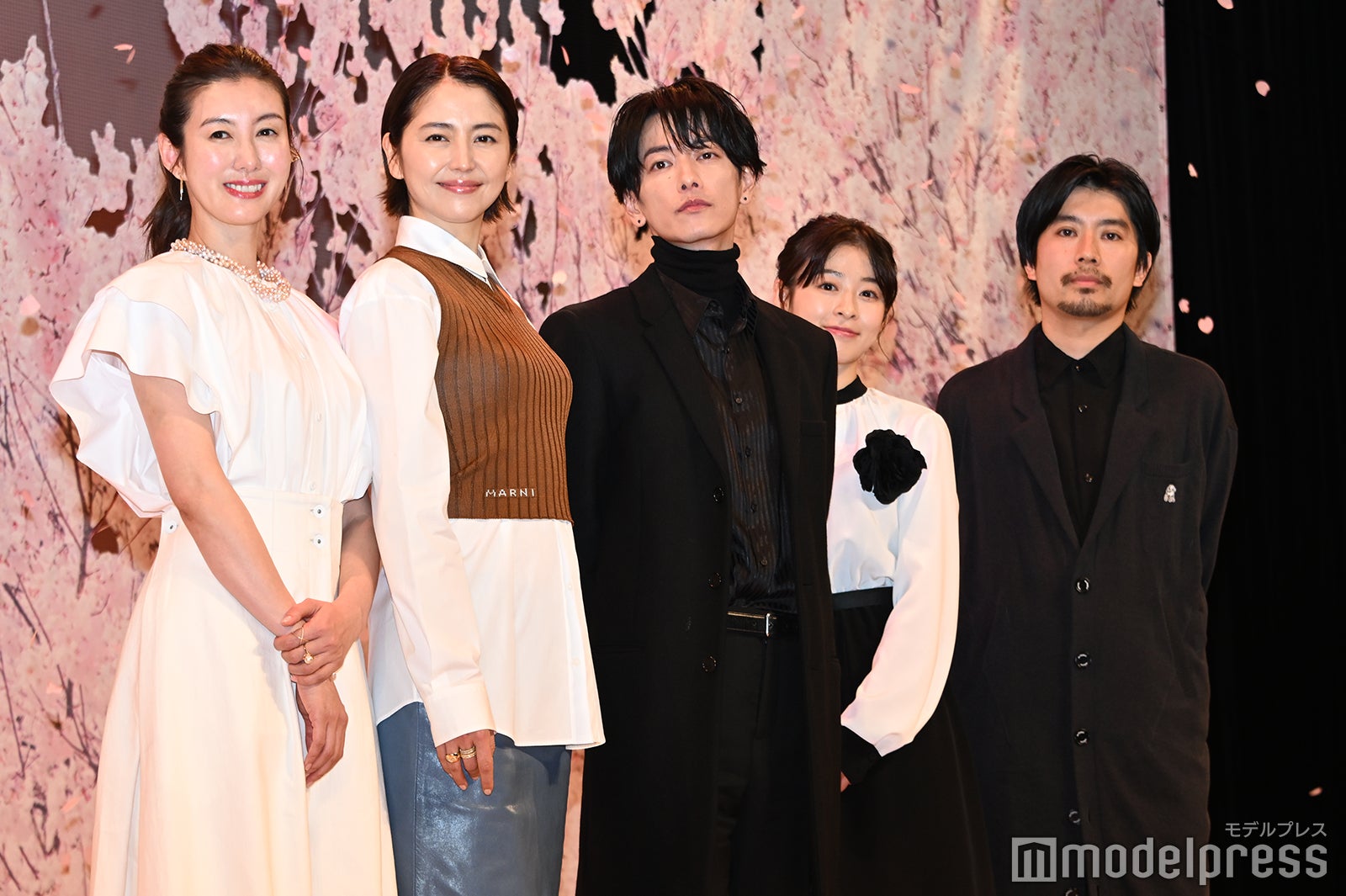 （左から）ともさかりえ、長澤まさみ、佐藤健、森七菜、山田智和監督（C）モデルプレス
