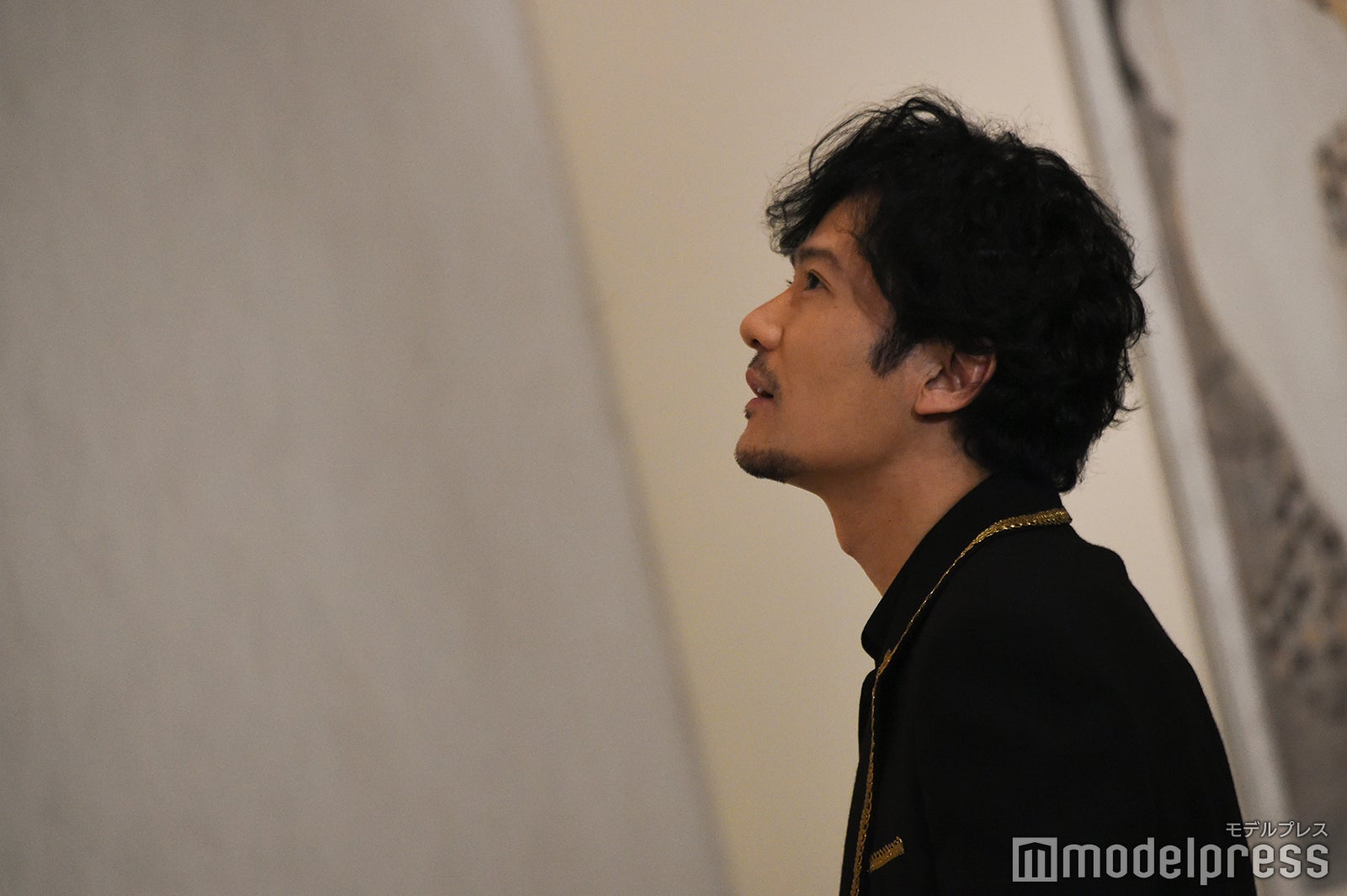 『ベートーヴェン・フリーズ』（原寸大複製）を鑑賞する稲垣吾郎 （C）モデルプレス