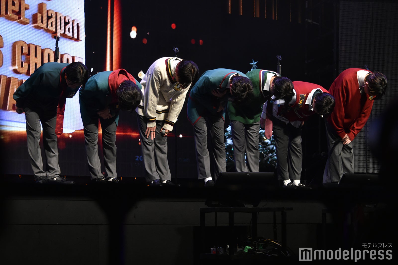 深くお辞儀をする8LOOM／森愁斗、山下幸輝、宮世琉弥、高橋文哉、綱啓永、八村倫太郎、NOA （C）モデルプレス
