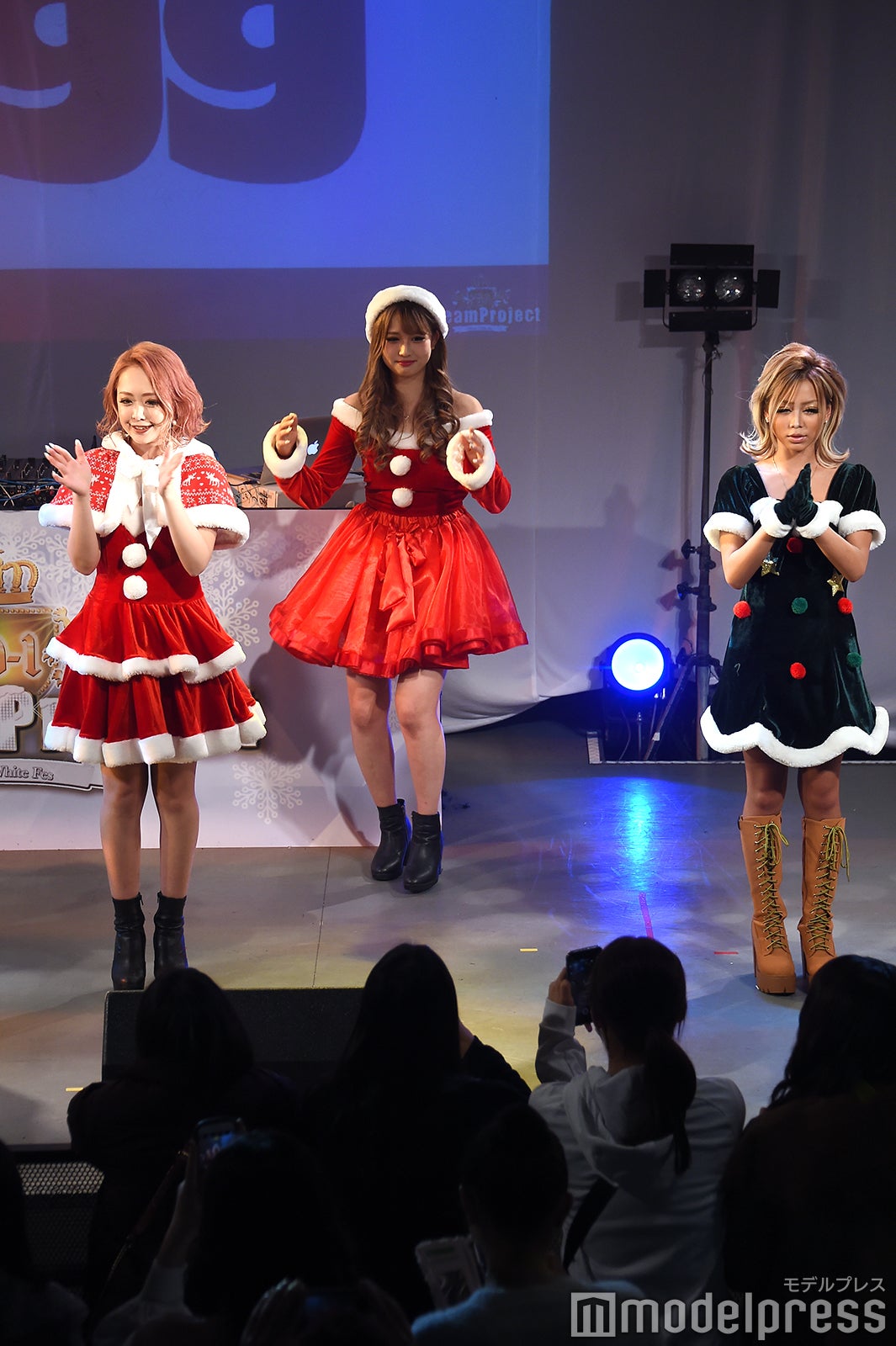 左から：みりちゃむ（大木美里亜）、もも（伊藤桃々）、きぃりぷ（鈴木綺麗）／（C）モデルプレス