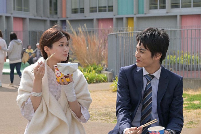 生見愛瑠、神尾楓珠「くるり~誰が私と恋をした?~」第1話より(C)TBS