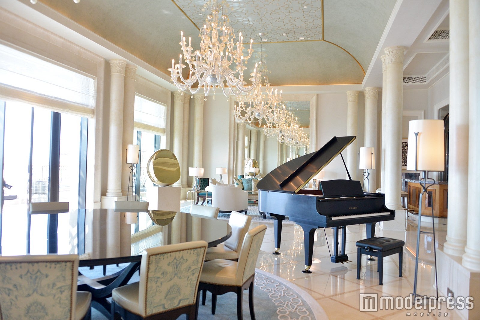 スイートルームのリビング（C）モデルプレス