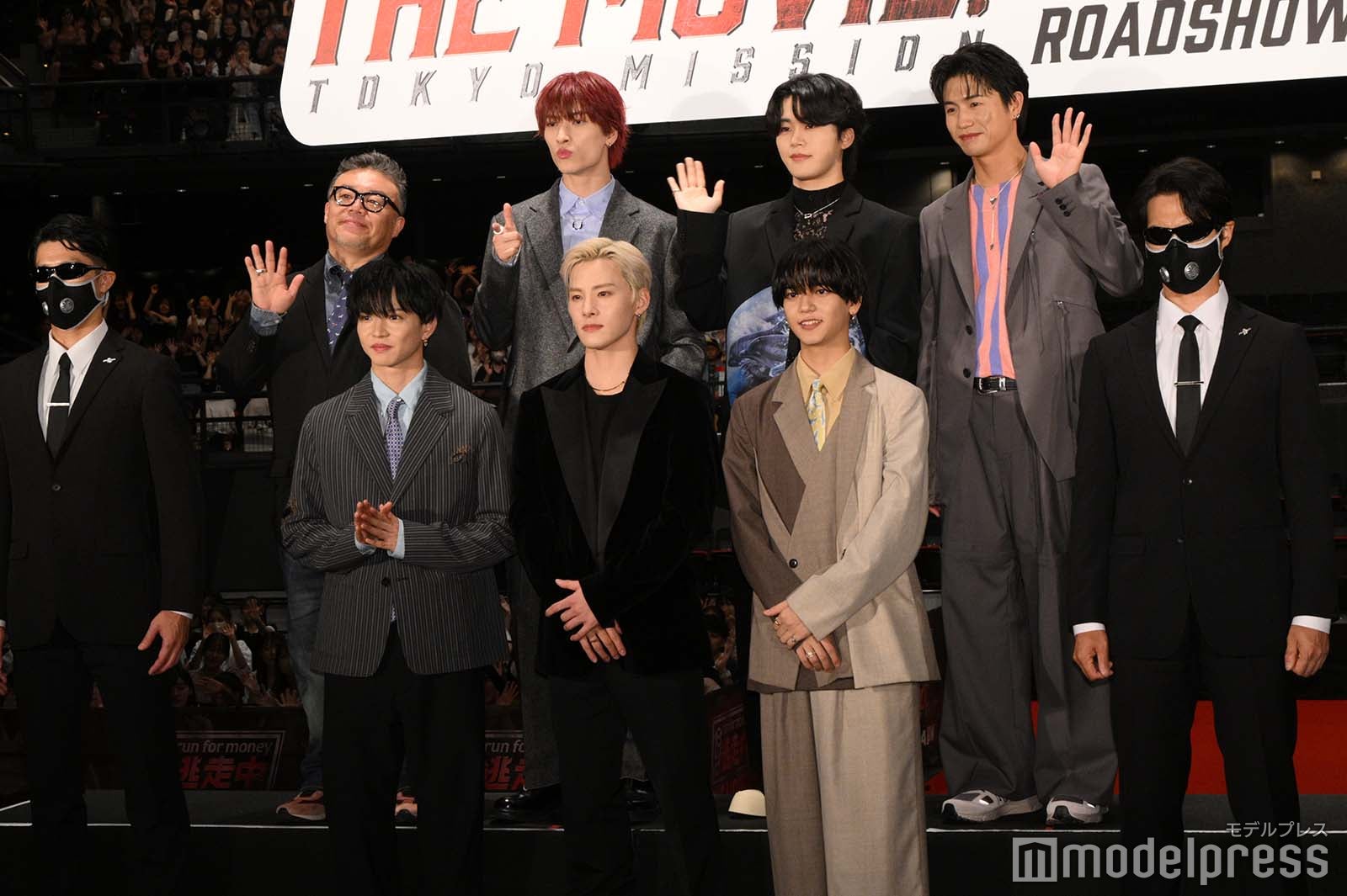 （後列左から）西浦正記監督、金城碧海、木全翔也、瀬口黎弥（前列左から）佐藤大樹、川西拓実、中島颯太（C）モデルプレス