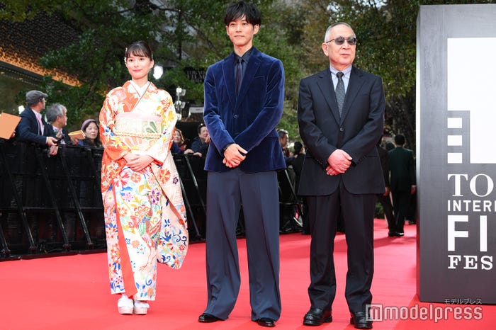 芳根京子、松坂桃李、小泉堯史監督(C)モデルプレス