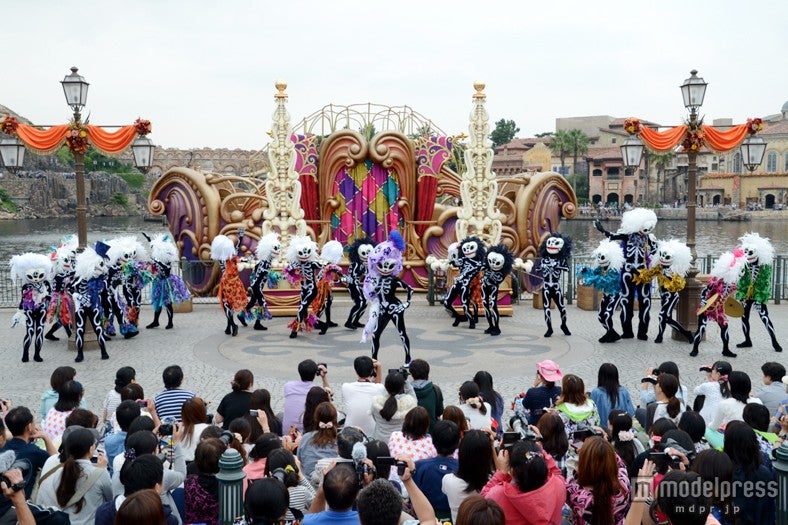 新プログラム「ウェルカム・スケルトン・フレンズ」／スケルトンによるパフォーマンス