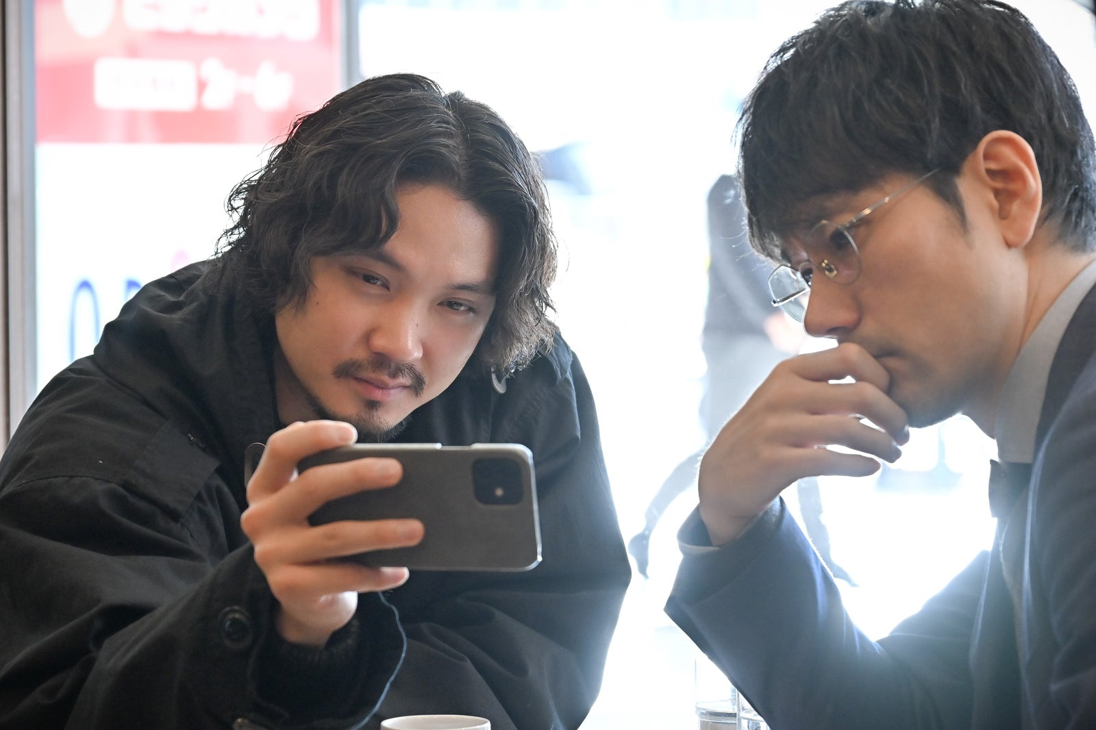 磯村勇斗、松山ケンイチ「クジャクのダンス、誰が見た？」第4話（C）TBS