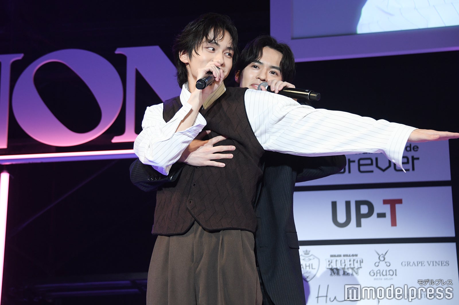 タイタニックをする山下幸輝、奥野壮（C）モデルプレス