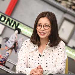 モデルプレス - 片瀬那奈、芸能4大スキャンダルに言葉失う…【今週のメガネ美女】