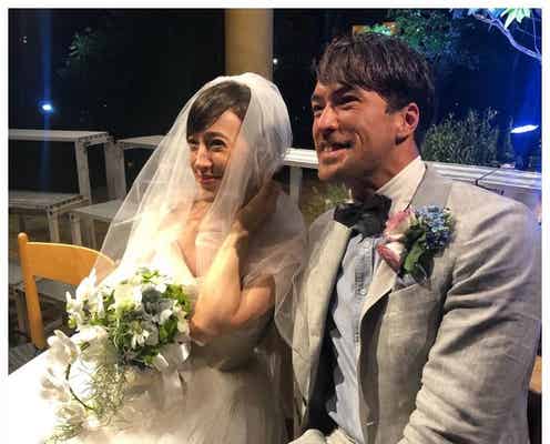 滝川クリステル、ウエディングドレス姿披露“イケメン弟”との2ショットも話題に