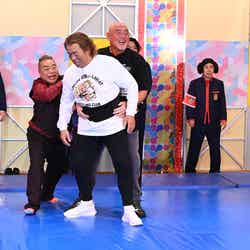 （左から）増田貴久、出川哲朗、長州力、武藤敬司、盛山晋太郎、岡村隆史（C）日本テレビ