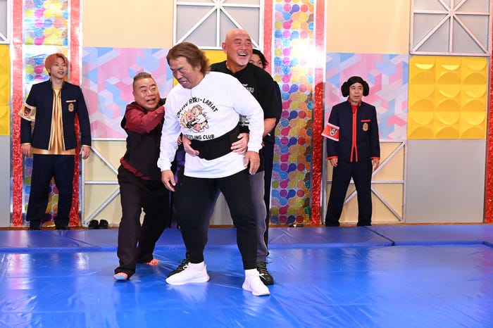 (左から)増田貴久、出川哲朗、長州力、武藤敬司、盛山晋太郎、岡村隆史(C)日本テレビ