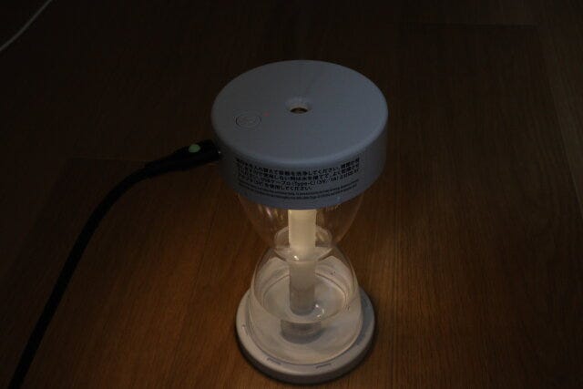 USB式加湿器（砂時計型）　暗所使用例