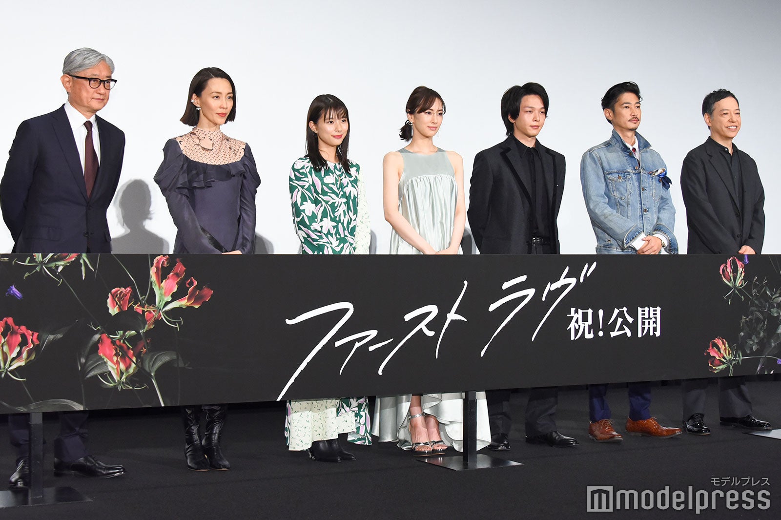 左から：堤幸彦監督、木村佳乃、芳根京子、北川景子、中村倫也、窪塚洋介、板尾創路 （C）モデルプレス