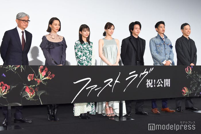 左から:堤幸彦監督、木村佳乃、芳根京子、北川景子、中村倫也、窪塚洋介、板尾創路 (C)モデルプレス