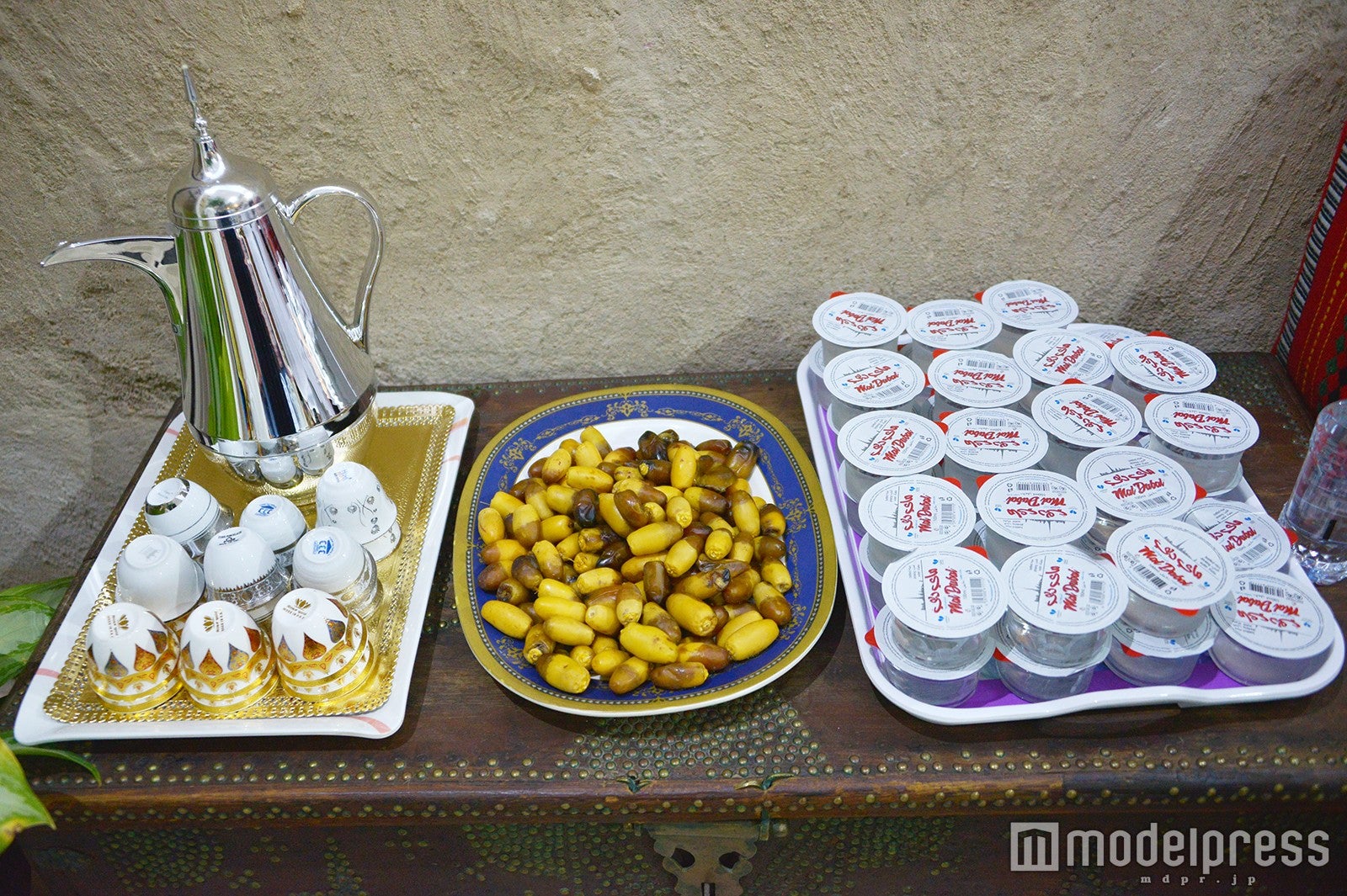 始めにデーツをいただくのが一般的（C）モデルプレス