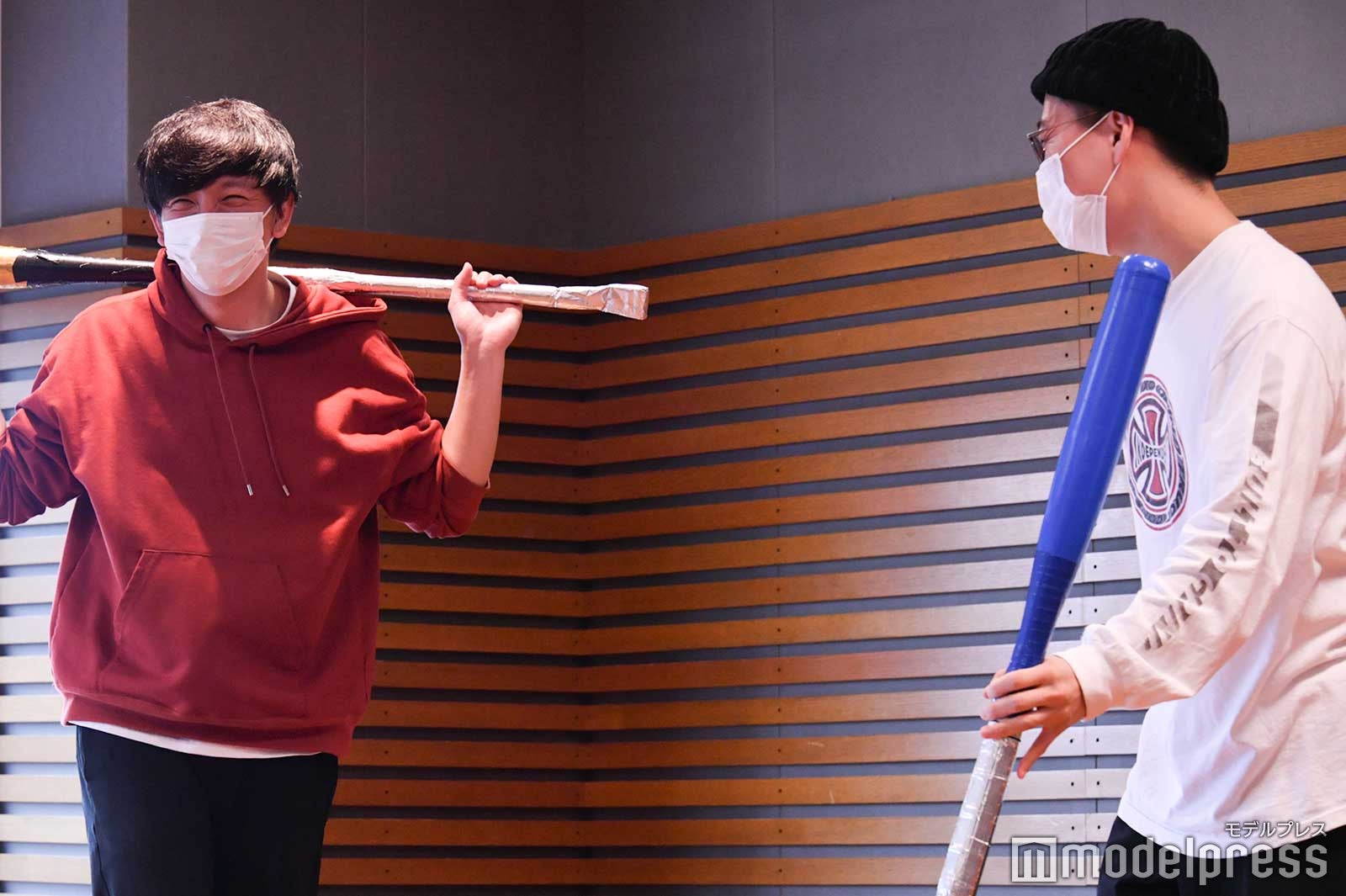 合間時間に談笑する向井慧、大津広次／「KOUGU維新」ミュージカル稽古密着の様子（C）モデルプレス