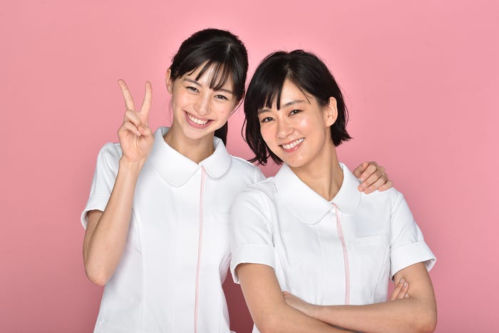 (左から)中条あやみ、水川あさみ(C)日本テレビ