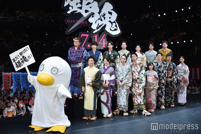 映画『銀魂』ジャパンプレミア(下段左から)エリザベス、ムロツヨシ、長澤まさみ、菅田将暉、小栗旬、橋本環奈、岡田将生、新井浩文、菜々緒(上段左から)福田雄一監督、吉沢亮、柳楽優弥、中村勘九郎、早見あかり、安田顕、佐藤二朗(C)モデルプレス