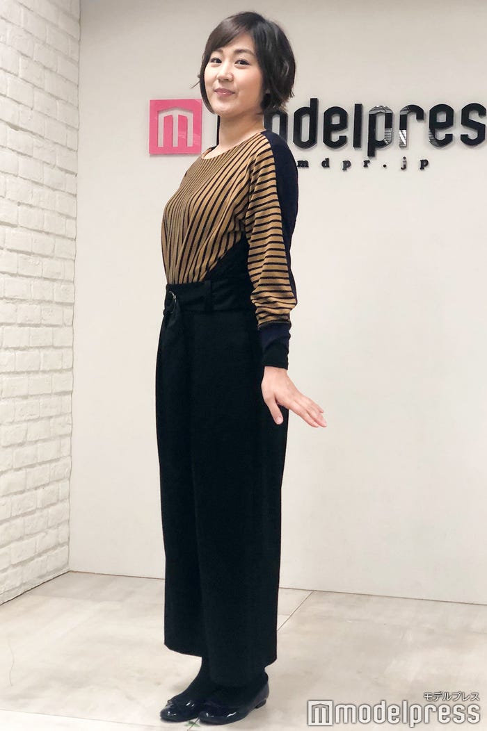 私服の石本アナ。インタビューでもお話していたワイドパンツ&ペタンコパンプススタイルでした(C)モデルプレス