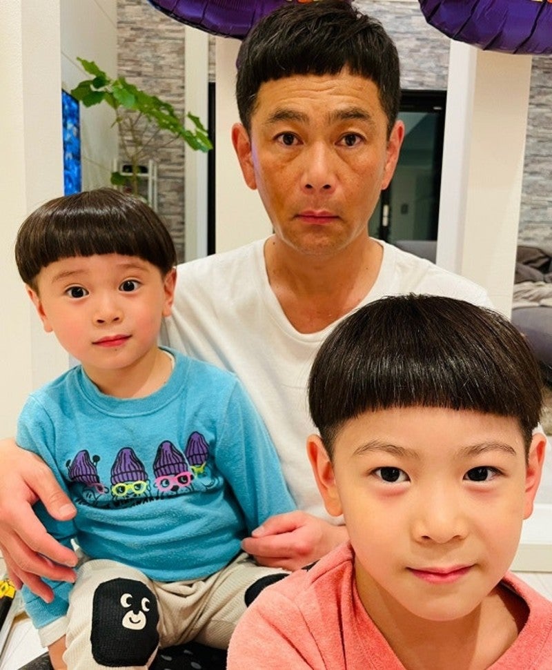 ココリコ 遠藤の妻 数か月ぶりに髪を切った息子達 全員 似てる モデルプレス