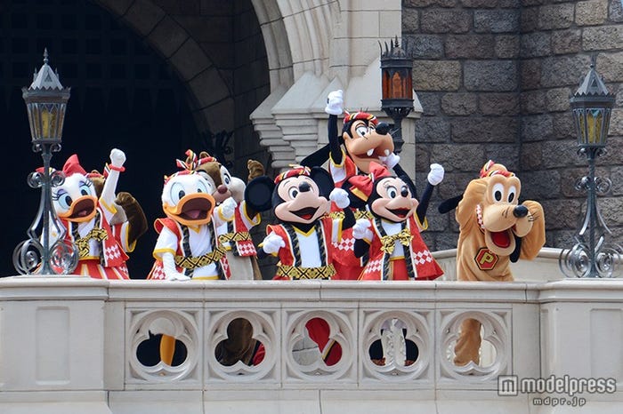 シンデレラ城から登場