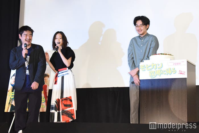 松田をサプライズで祝福/沖田修一監督、前田敦子、松田龍平(C)モデルプレス