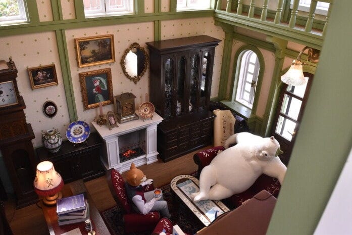 『猫の恩返し』の「猫の事務所」。猫サイズの建物内に、映画のキャラクター、バロンとムタがくつろいでいて、建物の窓からその様子をのぞくことができる。（C）Studio