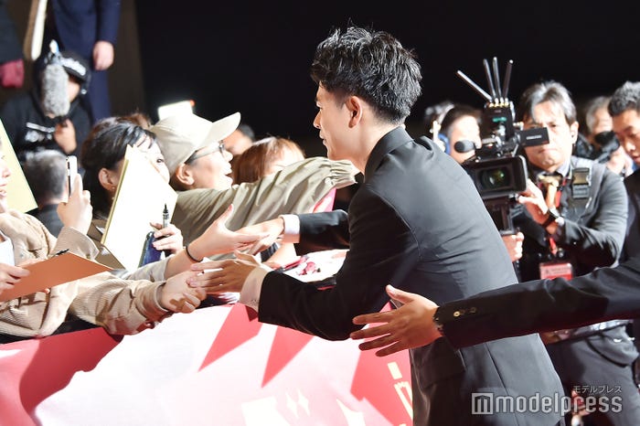 時間ギリギリまでファンと握手する成田凌(C)モデルプレス