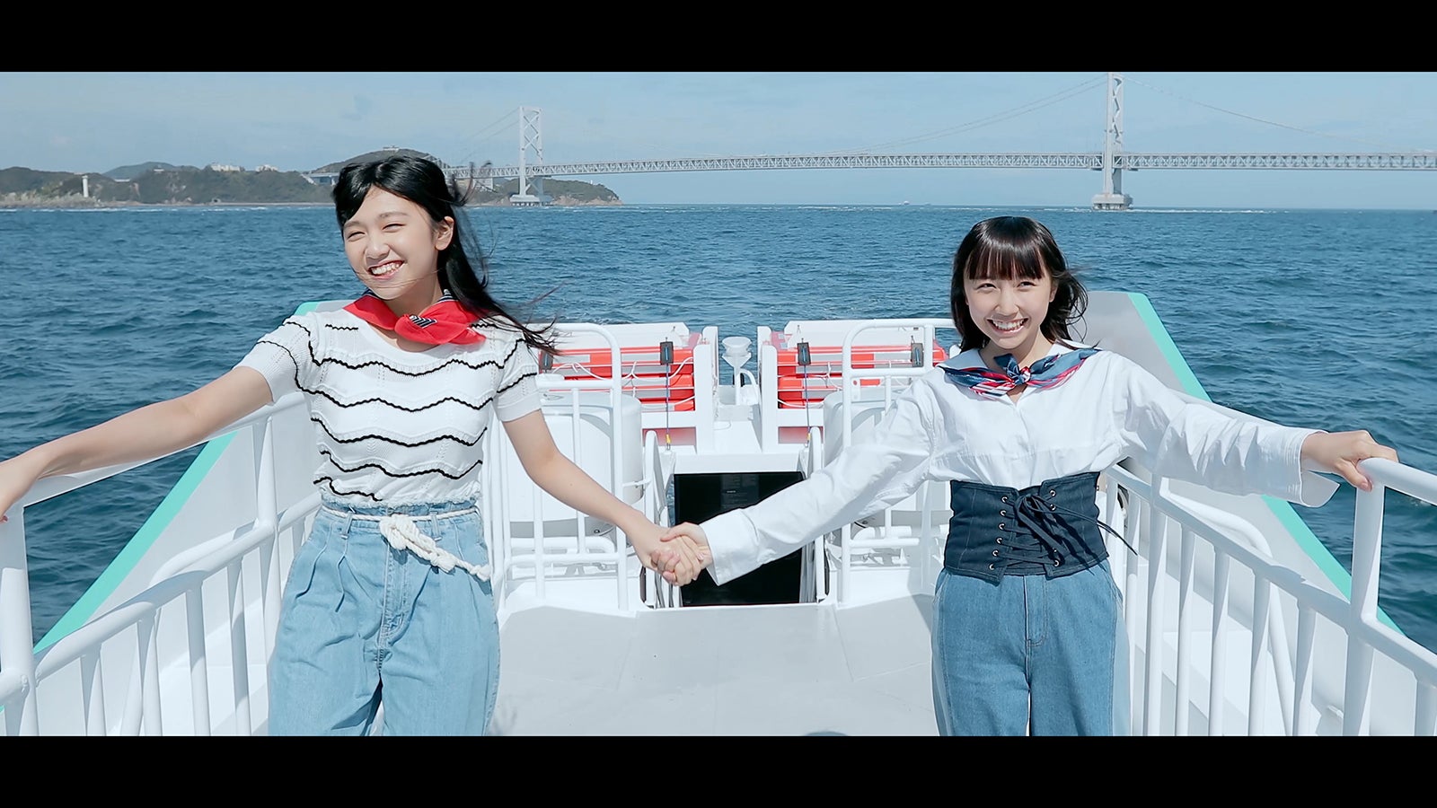 磯貝花音・薮下楓／兵庫県南あわじ市・鳴門海峡 （C）AKS