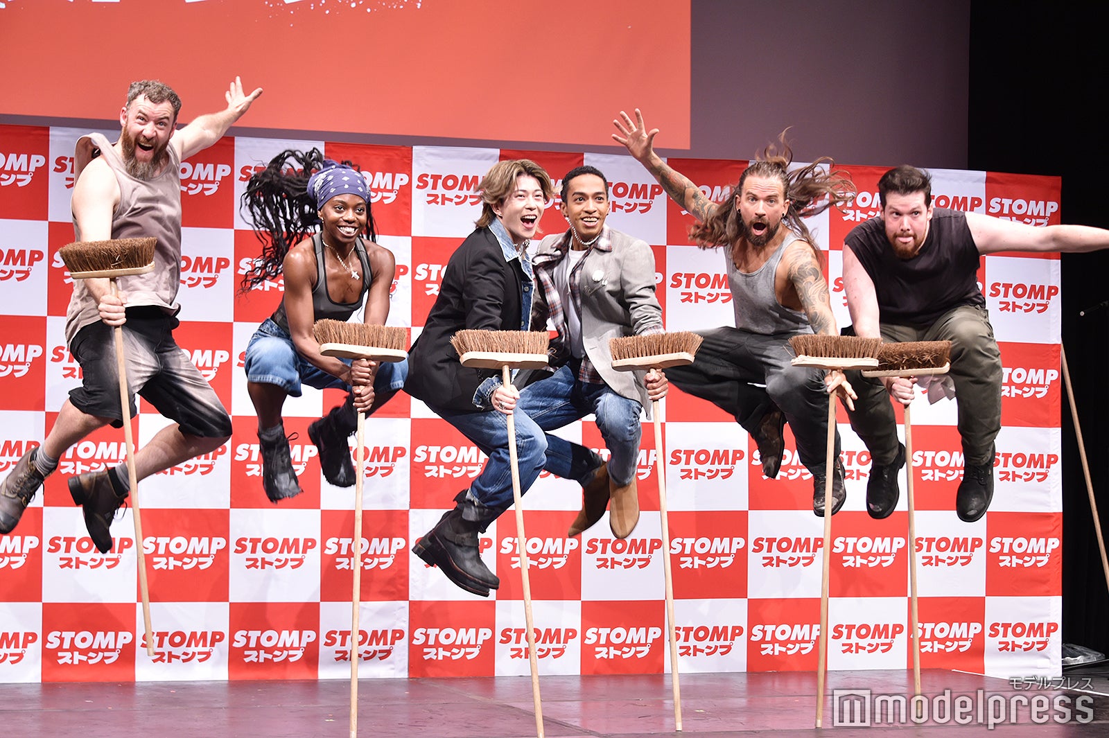 朝からストンパーと元気にジャンプする末澤誠也＆草間リチャード敬太（C）モデルプレス