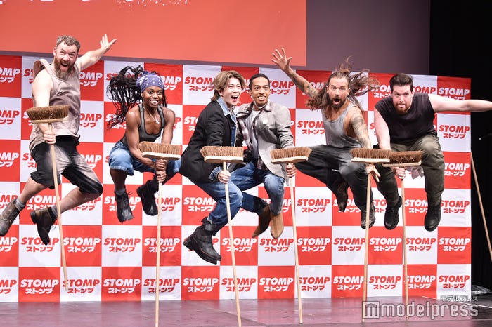 朝からストンパーと元気にジャンプする末澤誠也&草間リチャード敬太(C)モデルプレス