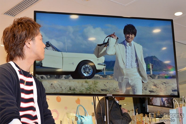 初のタキシード姿も披露／TAKAHIRO