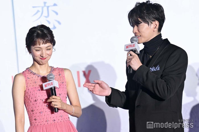 満島ひかり、佐藤健 (C)モデルプレス