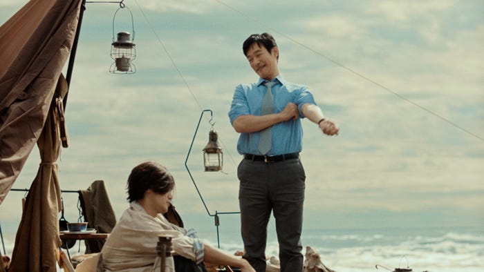 赤西仁、堺雅人/新CM「好きな方へ、一歩。」篇より(提供写真)