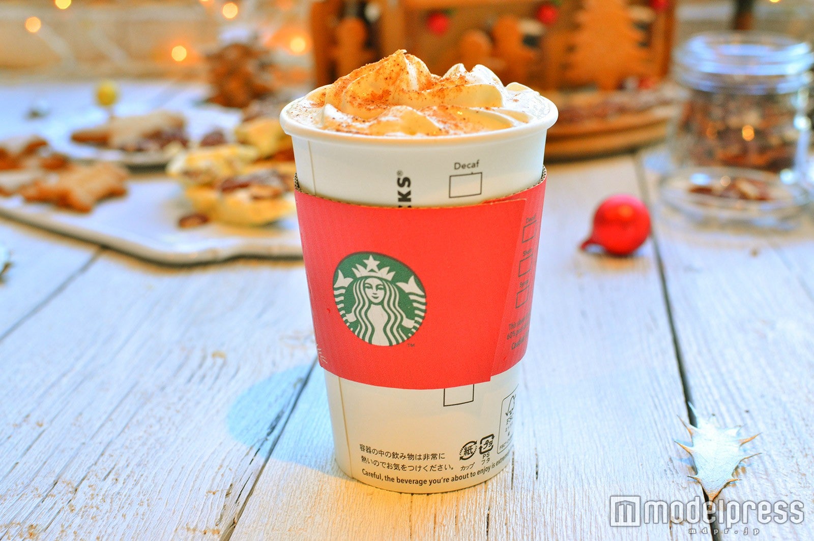 スリーブもクリスマス仕様に（C）モデルプレス