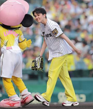 宝塚歌劇団の星組トップスター・暁千星が阪神戦始球式に登場 トップ娘役の詩ちづるが見守るもノーバン投球ならずで「30点。練習のようにうまくいかなかった」