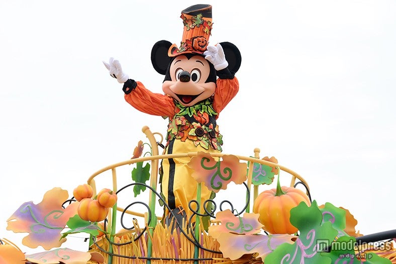 華やかなパレード「ハッピーハロウィーンハーベスト」／ミッキー