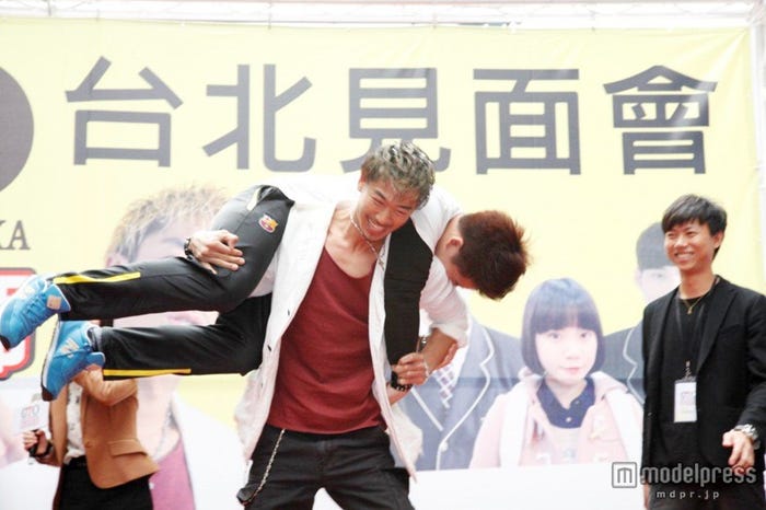 AKIRA/台湾で開かれたファンミーティングの模様