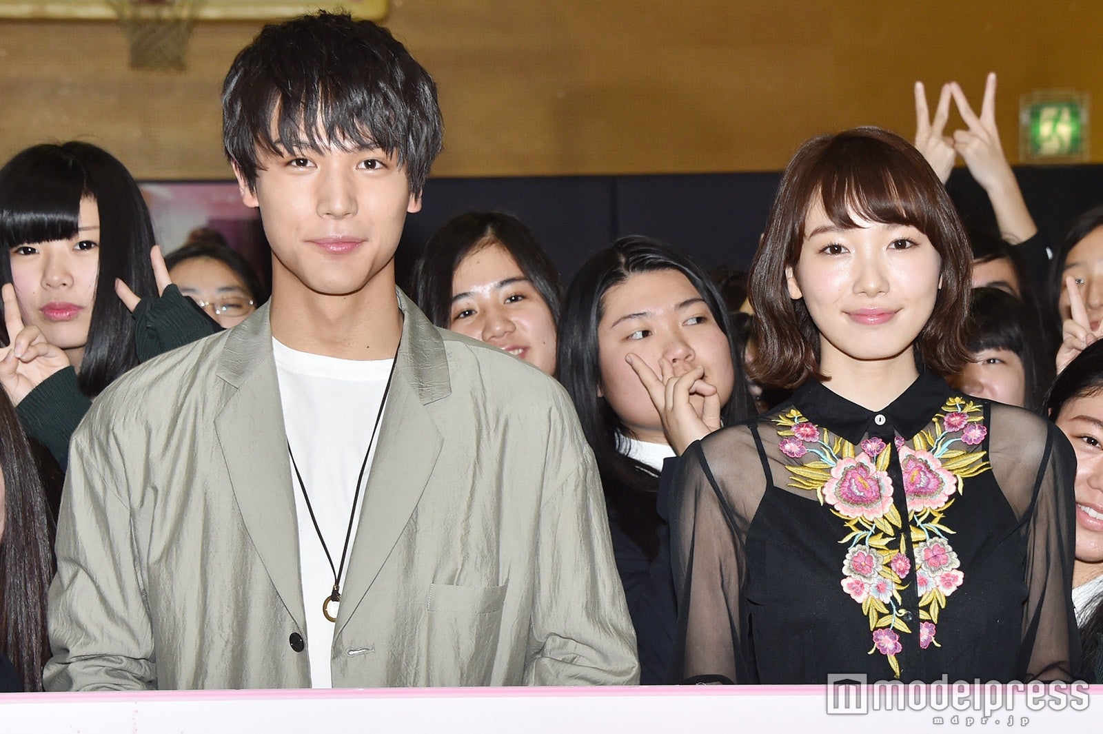 中川大志＆飯豊まりえ、サプライズ登場に歓声響く　学生時代の思い出を披露