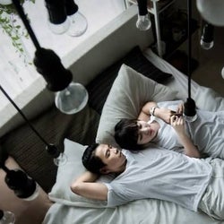愛深まる!男子が思う「彼女とベッドでくつろぐときの理想の密着体勢」