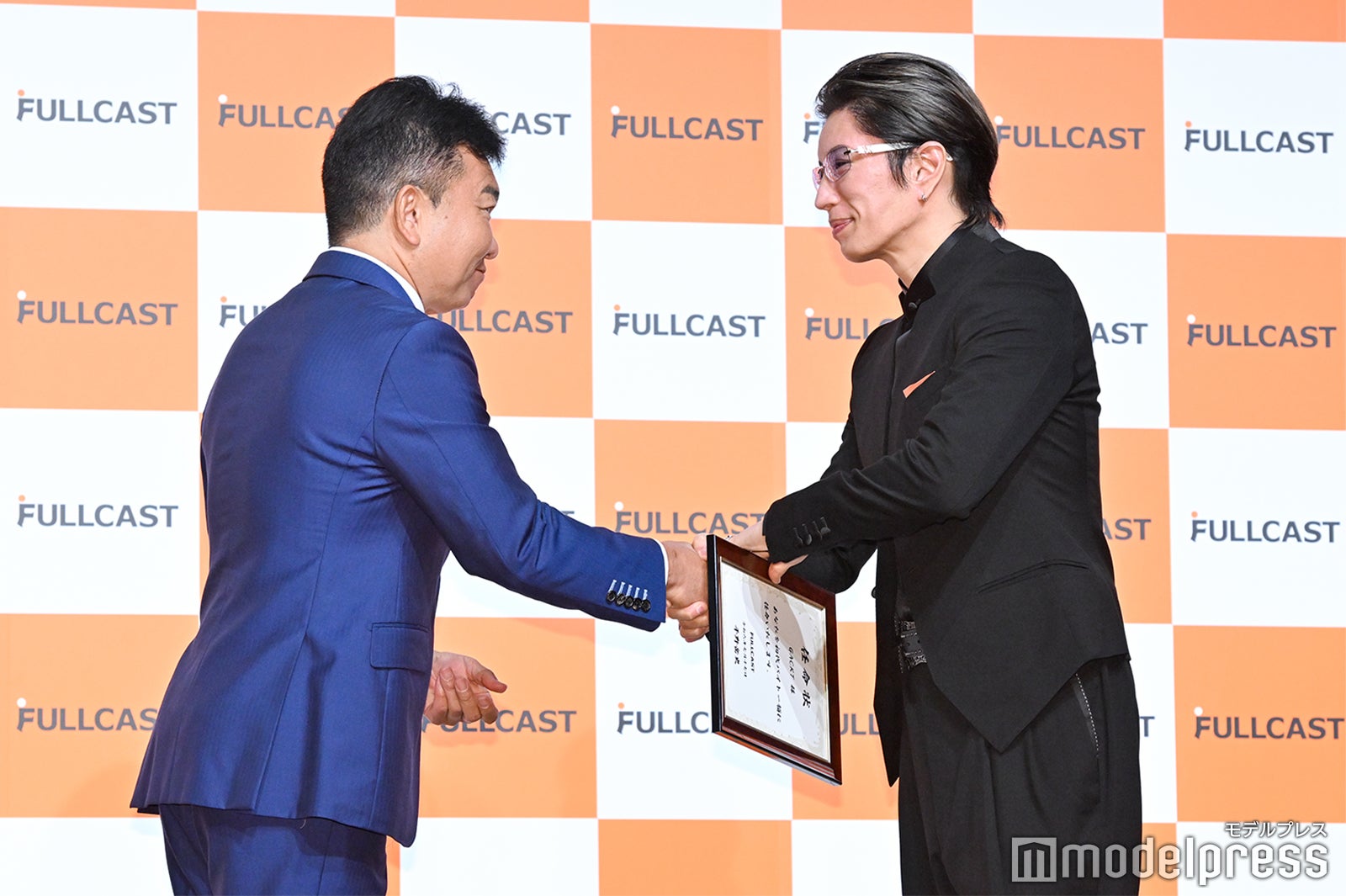 （右）GACKT（C）モデルプレス