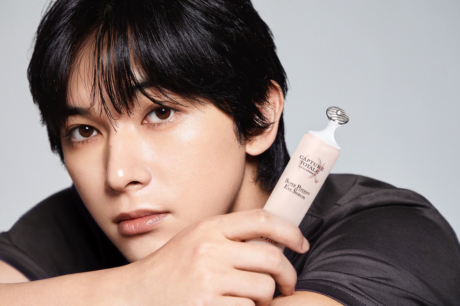 「ディオール ビューティー」のアンバサダーをつとめる吉沢亮（提供写真）