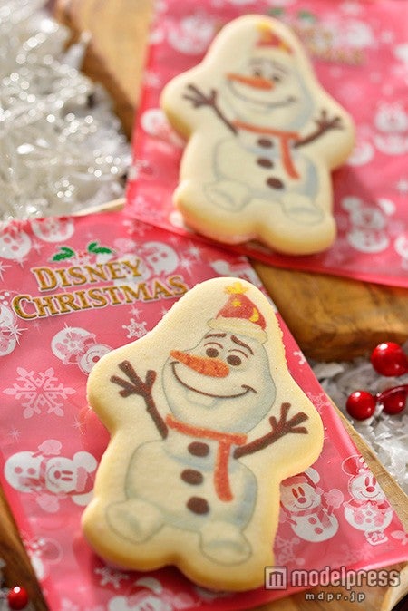 ２パーク共通：ストロベリークリームサンドクッキー（C）Disney