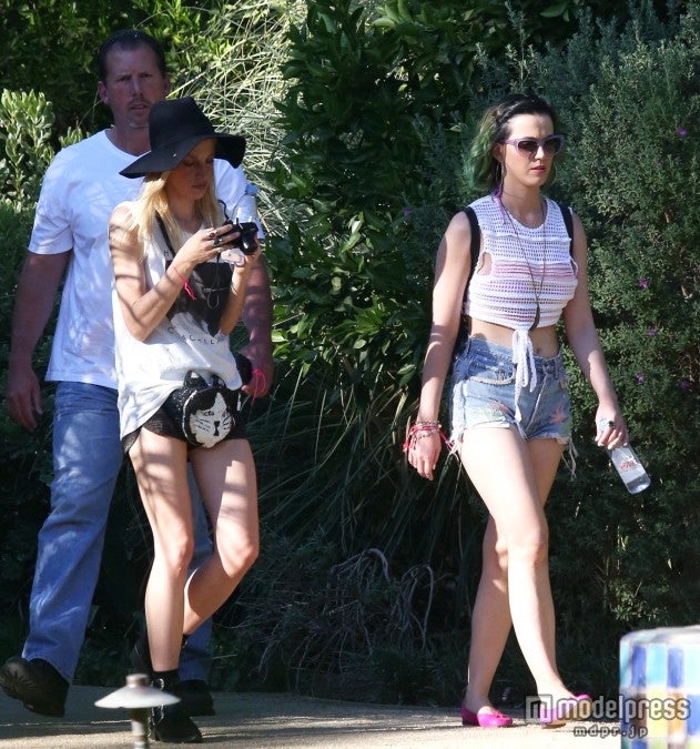 後ろの女性もネコ好き？　x17onlien.com / Zeta Image