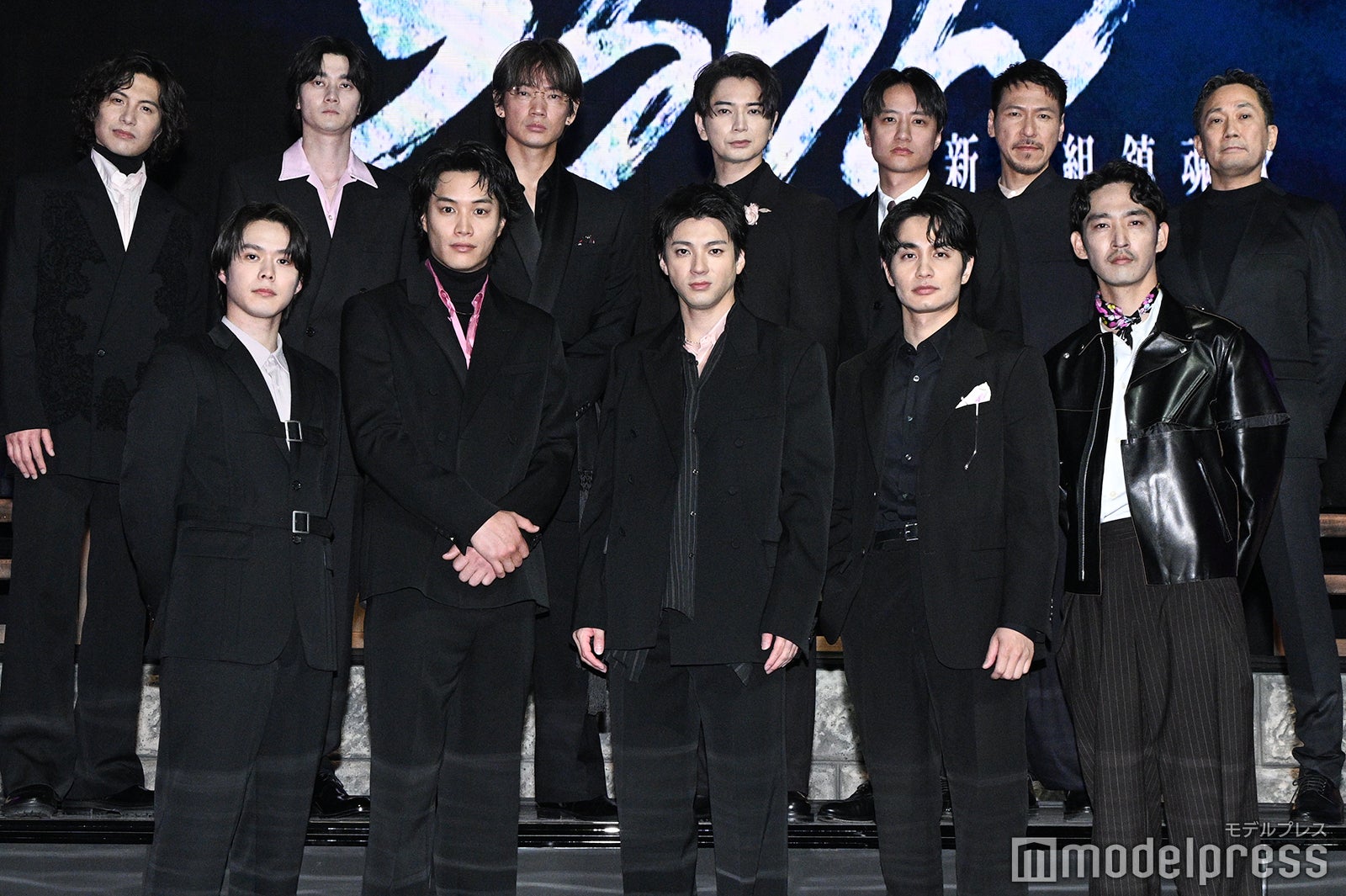 （後列左から）宮崎秋人、栁俊太郎、綾野剛、松本潤、藤原季節、岩永ひひお、渡辺一貴監督（前列左から）細田佳央太、鈴木伸之、山田裕貴、中村蒼、上杉柊平（C）モデルプレス