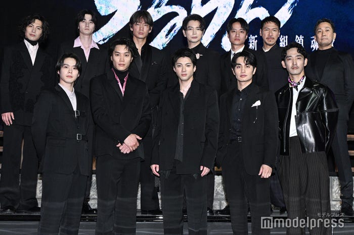 (後列左から)宮崎秋人、栁俊太郎、綾野剛、松本潤、藤原季節、岩永ひひお、渡辺一貴監督(前列左から)細田佳央太、鈴木伸之、山田裕貴、中村蒼、上杉柊平(C)モデルプレス