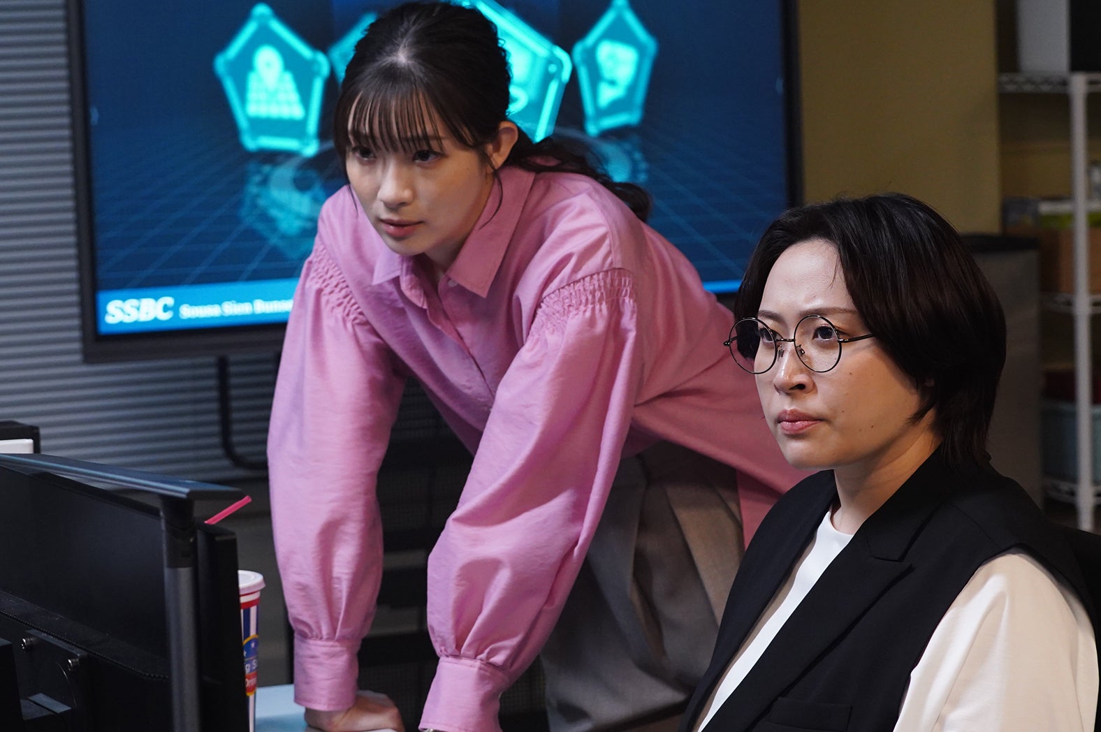 足立梨花、丸山礼「大追跡～警視庁SSBC強行犯係～」第4話（C）テレビ朝日・東映