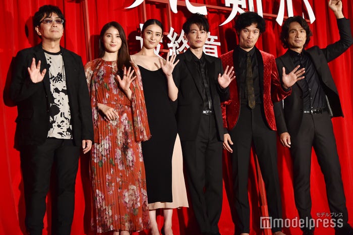 (左から)大友啓史監督、土屋太鳳、武井咲、佐藤健、青木崇高、江口洋介(C)モデルプレス
