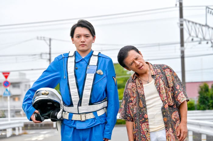 濱田龍臣、橋本じゅん(C)桃戸ハル・講談社/読売テレビ